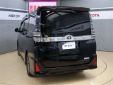 ハッチバックなので、バックドアは上に開きます♪大きな荷物の出し入れがしやすくなります。便利ですよ♪