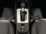CVT車のセレクトレバーです。低速から高速まで変速ショックのないスムーズな走りと、エンジン効率のよい領域を維持して燃費にも貢献します。サイドブレーキはスイッチ操作の電子制御パーキングブレーキです。