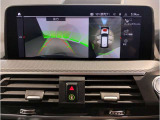 【全周囲カメラ】全周囲カメラ装備車両で御座いますので、狭い駐車スペースでもお車の全体図が確認でき、障害物との接触を未然に防ぐことが可能です。