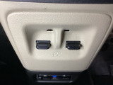 パワーウインドウは運転席で全席のドア2枚とも上下の操作ができるようになっています。