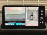 マルチビューカメラシステム搭載車です。お車の周囲を全方位でカバーします。後方・前方・両脇と、コンディションが悪い視界でもカラーモニターに映し出した映像がドライバーをサポートします。