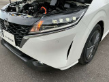 アダプティブLEDヘッドライトシステム&rArr;前方に他の車両がいる状況でも、周辺をハイビームで照射することで、夜間の視認性を高めます