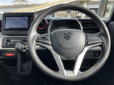 握りやすい形状のステアリングに、手元で扱えるスイッチを備えています。運転中も前方を意識しながら必要な操作に移りやすく、日常の運転をサポートする装備です。