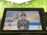 画面にはテレビ番組が表示され、停車中に映像やテレビを視聴して過ごせます。目的地でひと息つく時間や待ち時間にも活用でき、車内での過ごし方の幅が広がります。