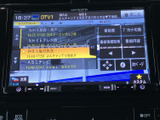 テレビ番組の一覧が表示され、停車中に映像を視聴して過ごせます。番組情報も画面上で確認できるので、休憩時間などにお好みのチャンネルを選びやすい装備です。
