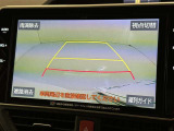 後方の見える安心をお届けするバックガイドモニター付:バックするときのアシストラインもあって楽々バック!車庫入れや縦列駐車をサポートし、苦手な駐車も安心です!今やもう手放せない装備ですネ♪