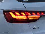 Audiのテールライトは、スタイリッシュで洗練されたデザインが特徴で、多くのモデルでLEDテールライトを採用しております。また、テールライトには動的ウィンカー機能が搭載されているモデルもあります。