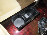 センターコンソールにカップホルダーを装備しております。