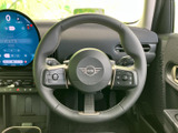 握りやすい形状で、左右のスイッチから手元で各種操作にアクセスできます。運転姿勢を保ちながら機能を扱いやすく、日々の運転をサポートする装備です。