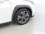 装着タイヤサイズは、225/50R18です。純正アルミホイールを装着しております。