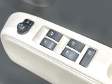 【電動格納ミラー】サイドミラーは電動格納式となっており、狭い駐車場でもキズがつくリスクを抑えられます。