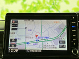 地図上に現在地や周辺の道路が表示され、目的地までの位置関係を確認しやすい画面です。時刻も同時に確認でき、慣れない場所へのお出かけにも活用いただけます。