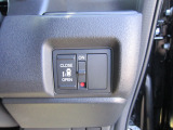 【片側パワースライドドア】助手席側がパワースライドドアになっており、運転席のスイッチやキーレスエントリーでも開閉が可能です!開口部も広いので乗り降りも楽々、特に狭い場所やお子様の乗り降りに便利です〜♪