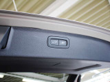 リアゲートにはパワーテールゲートのスイッチがあります ワンタッチで開閉可能なため、手に荷物を抱えているときでも安心です