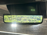 【デジタルインナーミラー】後席の大きな荷物や同乗者で後方が確認しづらい時でも安心!カメラが撮影した車両後方の映像をルームミラー内に表示。クリアな視界で状況の確認が可能です!