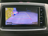 駐車時に後方の様子を画面で確認でき、車庫入れや切り返しの際に役立ちます。画面上には進路の目安となるガイド線も表示され、周囲を確認しながら操作しやすい装備です。