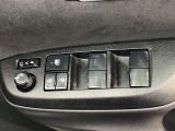パワーウィンドのスイッチです。運転席に座りながら、助手席や後席の窓を開け閉めできるので大変便利ですよ。