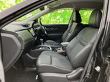 前席は座面と背もたれにゆとりがあり、落ち着いて座れる室内です。運転席まわりから前方を見渡しやすく、助手席からも広い窓越しに景色を楽しめます。黒を基調とした空間で、日々の移動を快適に支えます。