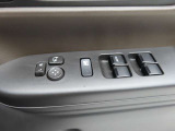 運転席のパワーウインドースイッチ部です。よく触れる場所だからこそ、使用状態があらわれますよね。ぜひこうした所もチェックしてください。