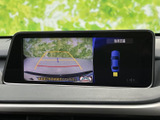 後方の映像に加え、車両周辺の状況も画面で確認できる駐車支援表示です。駐車時に周囲との距離や位置を把握しやすく、切り返しにも役立ちます。