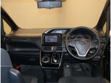 オシャレなインテリアで運転する気分も盛り上がりますよね^^