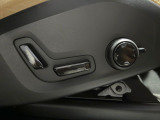【パワーシート】スイッチ一つで簡単にシート位置の微調整が可能!電動だから力もいりません!自分に最適なシートポジションにセットして、快適なドライブをお楽しみください。
