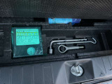 ラゲッジの下にタイヤがパンクしてしまった場合にご利用いただける修理キットが入っております。