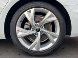 Audiは多様なホイールデザインを提供しており、スポークの形状やサイズ、仕上げ(ポリッシュド、マット、ブラックなど)によって選択肢が豊富です。