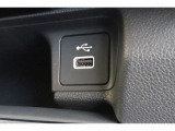 USBソケットがついていますのでコードを繋げばスマートフォンなどの充電が出来ます!オーディオソース USB 対応しております。