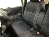 高いホールド性で運転姿勢が安定します。長距離ドライブでも疲れにくいのが魅力です。快適なドライビングライフをお送りください♪