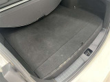 リヤシートは6:4分割可倒式で状況に応じてシートを倒せば沢山の荷物が載せられます!デッキボード部分に傷があります。