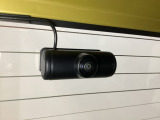 後方にもドライブレコーダーのカメラが付いています。前後両方でお車の周りを監視・記録いたします。