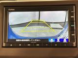 リバースギアに入れるだけで後方の表示へ切り替わります。夜間や雨の日の駐車も楽になりますよ。