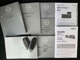 各取り扱い説明書、整備手帳、スマートキー2本つきです。