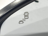 【ブラインドスポットインフォメーション】走行中、ドアミラーの死角になりやすい箇所に後続車が接近するとサイドミラー付近に警告を表示、ドライバーに注意喚起をしてくれます。