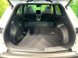 【パワーバックドア】スマートキーや運転席のボタンを押すだけでリアゲートが自動で開閉します!荷物を持っている時や、高い位置にあるバックドアを閉める際に便利な機能です♪