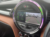 後方の映像を車載画面に表示するバックカメラ。駐車や車庫入れをサポートし、ガイドラインで距離や角度を確認でき、安全でスムーズな運転を助けます。
