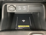 センターコンソールにはワイヤレス充電器を装備してます。Qi(チー)規格対応のスマートフォンなどを置くだけでワイヤレスで充電可能です。またスマートフォンの充電可能なUSB端子なども別途装備しています。