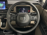 ハンドルにHondaセンシング系のクルーズコントロールやレーンキープアシストなどのスイッチと、オーディオの操作スイッチが装備されています。ハンドルから手を離さず安全に操作できます。