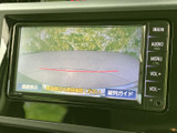 車両後方の様子を画面で確認でき、駐車時の周囲確認をサポートします。進路表示や縦列ガイドも備わっており、後退時に目安を見ながら操作しやすい、日常で頼れる装備です。