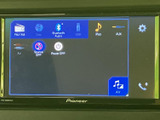 FM・AMやディスク、Bluetooth、USBなど、選択できる音源が画面上に並んでいます。使いたい入力先を表示から選べる構成で、普段お使いの音楽環境に合わせて車内で楽しめます。