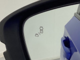 隣接する車線後方に他の車両が走行していることを知らせるブラインドスポットインフォメーションを装備。自車の車速が 20km/h以上で前進時、レーダーセンサーが検知範囲内に走行している車両を検知します。