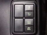 ドライブモードの切り替えスイッチ。ECOモードはエンジン音や排気ガスを気にすることなく走れます。早朝や深夜の走行に便利でおすすめです。