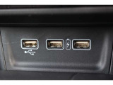 ドライブの時間を、スマートフォンの充電時間に。運転席からも助手席からも使いやすい位置に、急速充電対応タイプのUSBジャックを2個設けています。