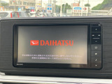 画面と周囲のボタンがまとまった操作しやすい配置で、目的のメニューを確認しやすい構成です。ナビや音楽など、日常のお出かけに便利な機能をまとめて活用できます。