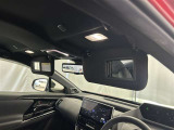バイザーに鏡を付いているのは当たり前の時代ですが、写真の通りミラーを開くとライトが点灯する「バニティーミラー」を装備。女性には嬉しい機能ですね♪