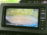 後方の映像を画面で確認でき、駐車時の周囲の状況把握をサポートします。ガイドラインも表示されるため、車庫入れや狭い場所での駐車時に心強い装備です。