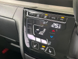【オートエアコン】一度お好みの温度に設定すれば、車内の温度を検知し風量や温度を自動で調整。暑い&hellip;寒い&hellip;と何度もスイッチ操作をする必要はありません。快適な車内空間には必須の機能ですね♪