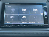 CD・DVDやラジオ、テレビ、iPodなどの選択画面が並び、目的に合わせて使い分けできます。電話やApple CarPlayなどの項目も表示され、日々の移動で必要な機能を画面から確認しやすい仕様です。