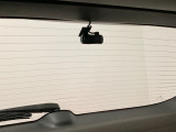 後方にもドライブレコーダーのカメラが付いています。前後両方でお車の周りを監視・記録いたします。